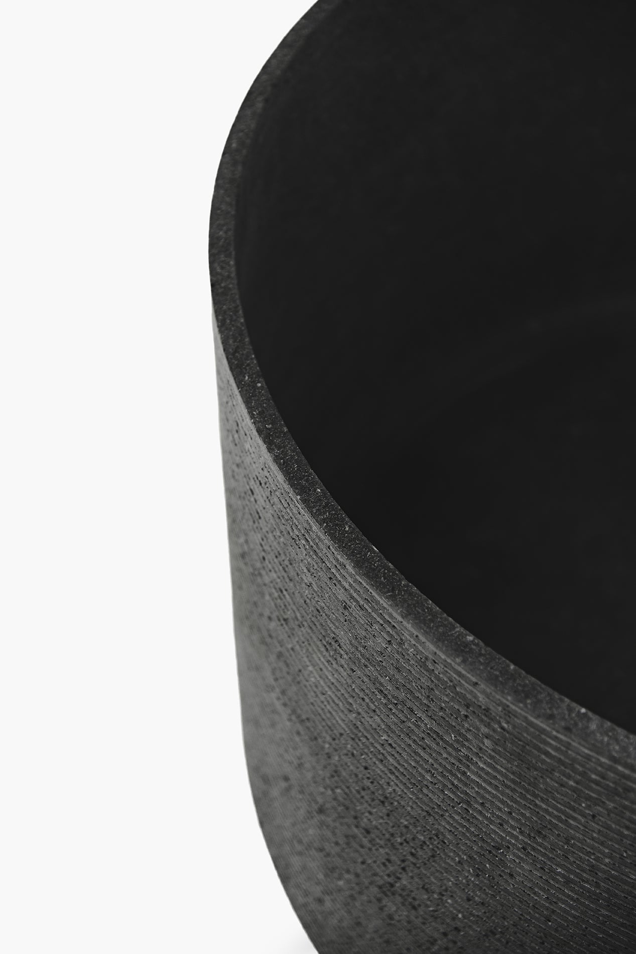 Vase Traccia – horizontal combed finish